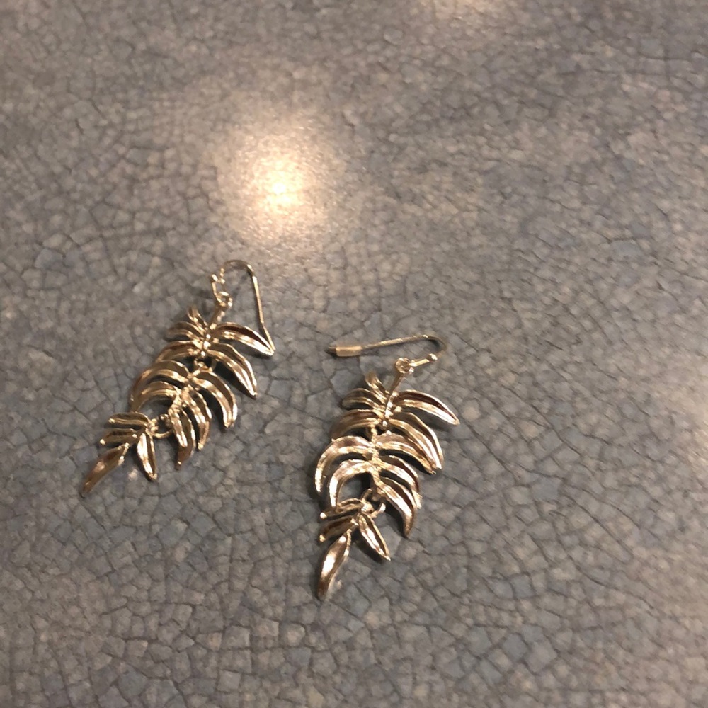 Avon palm leaf earrings New